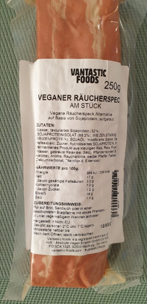 Fantastic Foods; Veganer Räucherspeck am Stück, 250g; auf Basis von Sojaprotein aufgebaut.