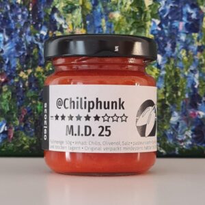 Ein einzelnes Glas Chiliphunk M.I.D.25 mit 6 Sternen, vor einem Blumengemälde.